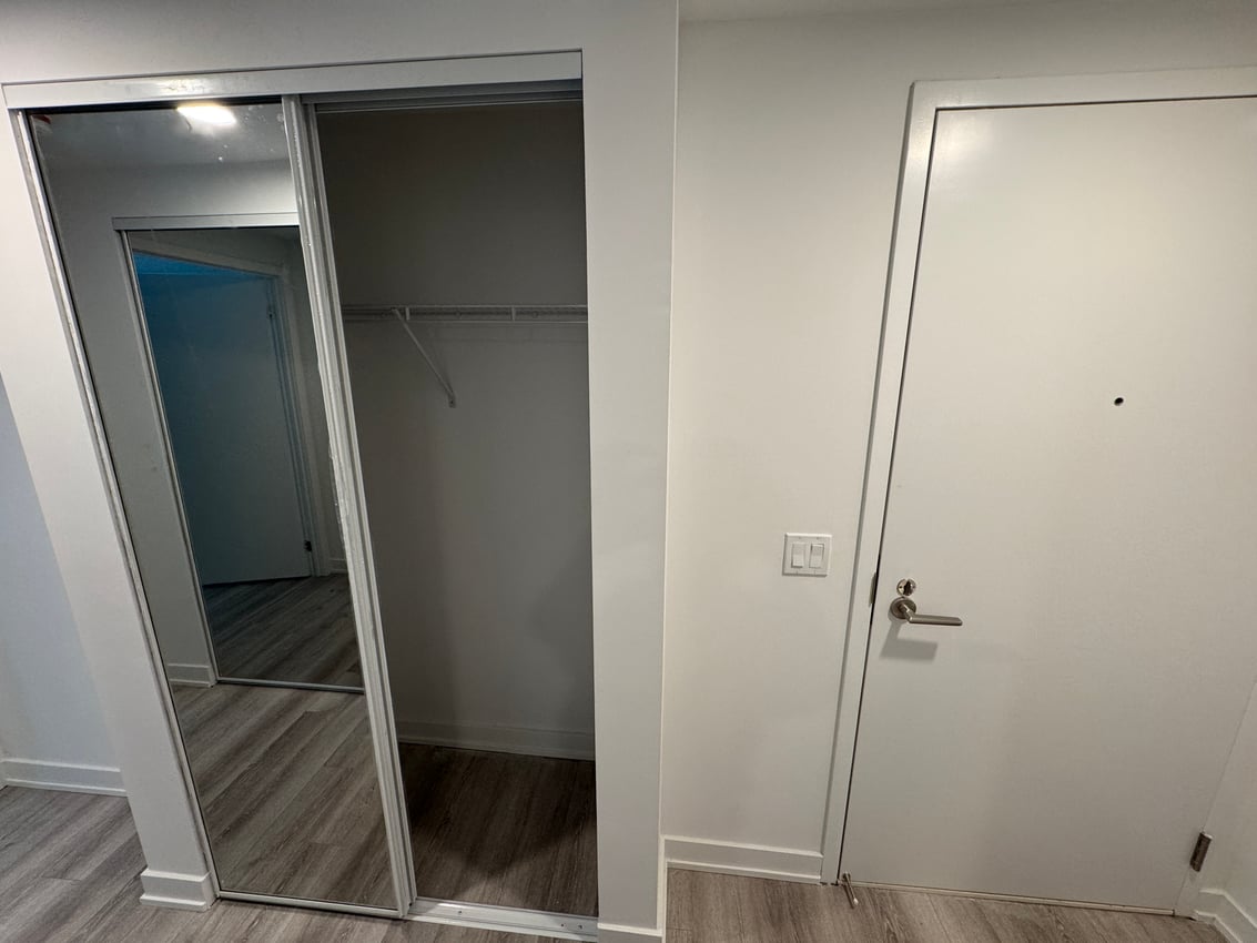 Deluxe Room at 11th Floor - St Patrick St, Toronto — photo 8 of 10