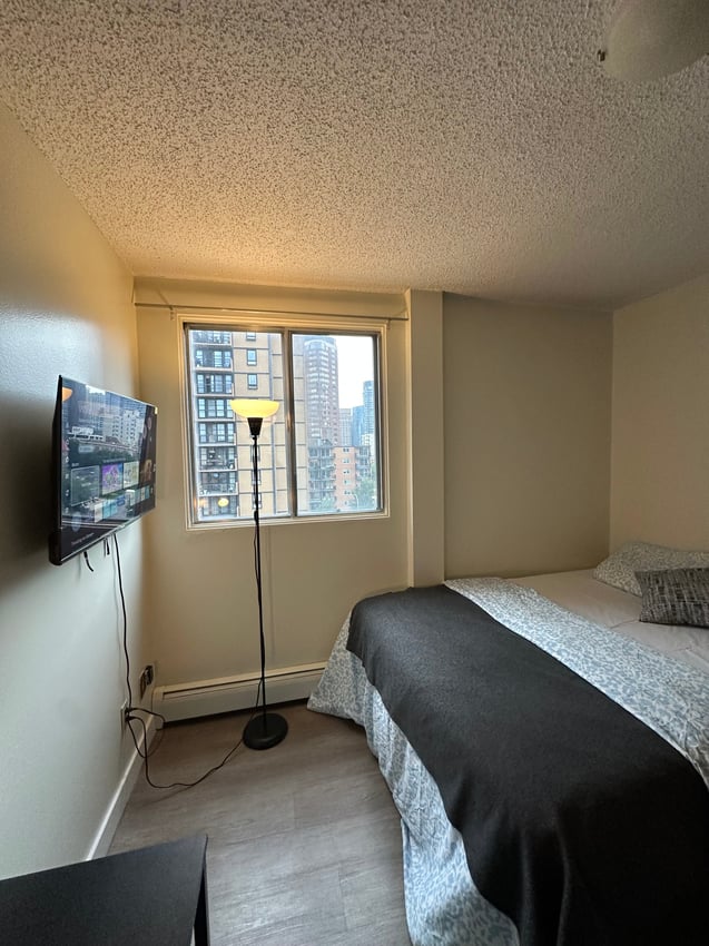 Deluxe Room at 7th Floor - 720 15 Ave SW, Calgary — photo 3 of 14