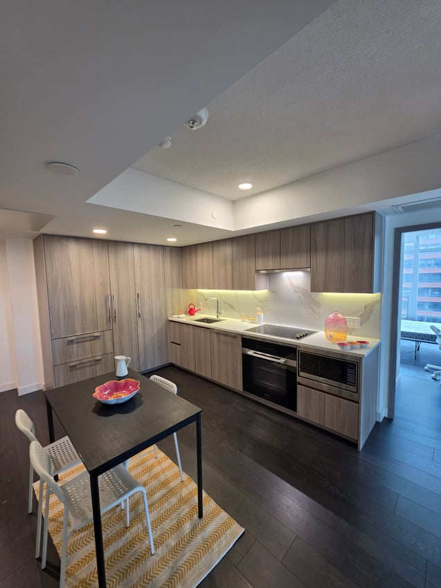 Deluxe Room with Balcony at 9th Floor - Concord Cityplace Way, Toronto — photo 9 of 26