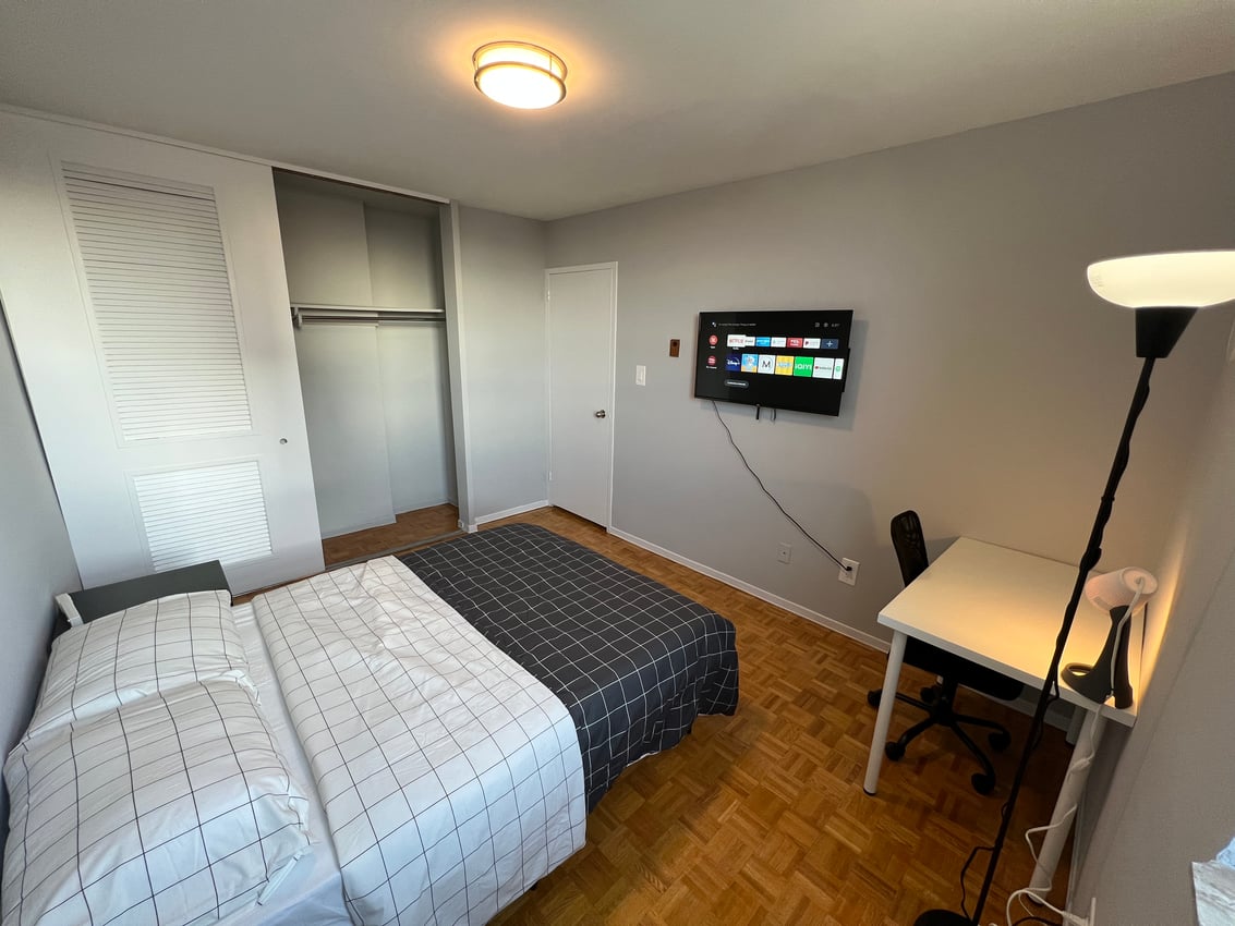Deluxe Room at 17th Floor - St Clair Ave East, Toronto — photo 3 of 9