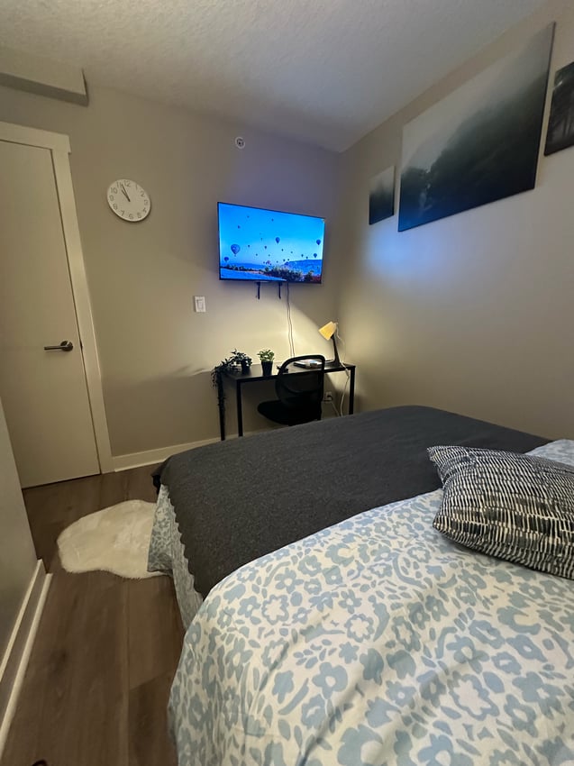 Deluxe Room without Window at 3rd Floor - 1235 11 Ave SW, Calgary — photo 3 of 7