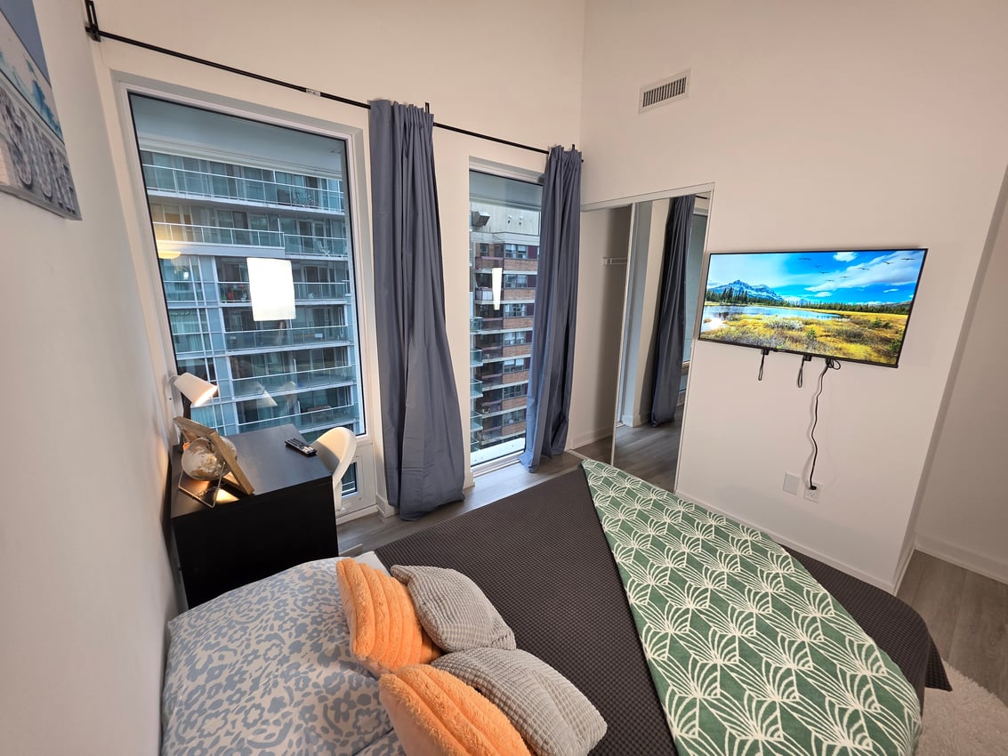 Premium Deluxe - St Patrick St & Dundas St W