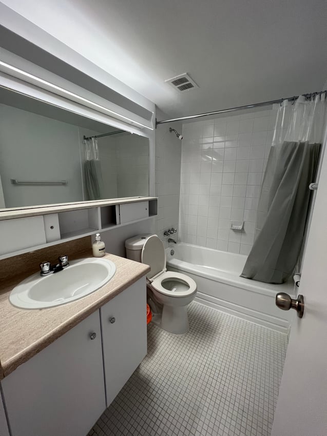Deluxe Room at 17th Floor - St Clair Ave East, Toronto — photo 7 of 9