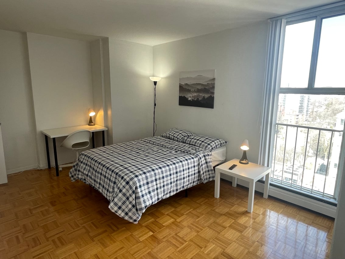 Premium Deluxe - Bloor St West & Spadina Rd