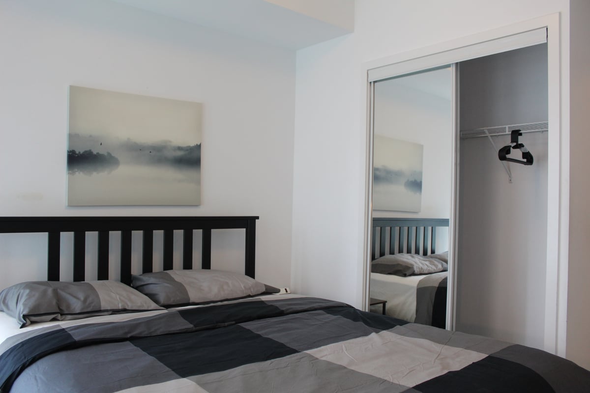 Deluxe Room - York Street & Bremner Boulevard