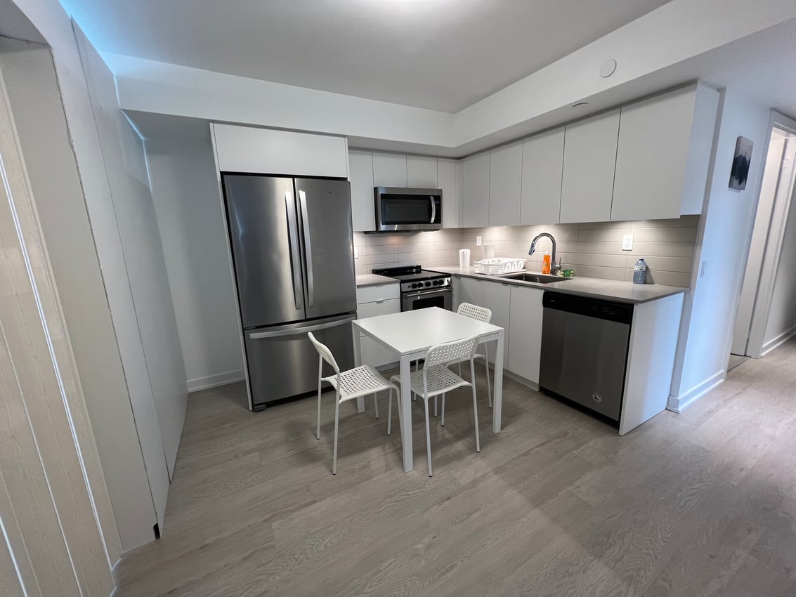 Deluxe Room at 7th Floor - Dunfield Ave, Toronto — photo 4 of 11