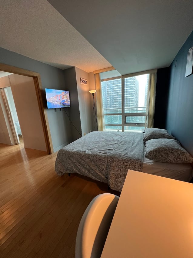Deluxe Room at 30th Floor - Front Street, Toronto — photo 2 of 11