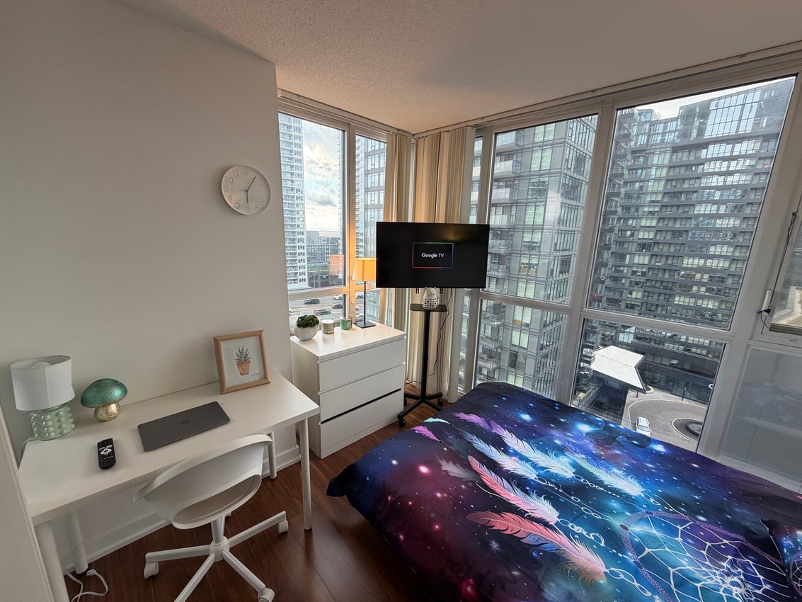 Deluxe Room at 15th Floor - Queens Wharf Road, Toronto — photo 3 of 7