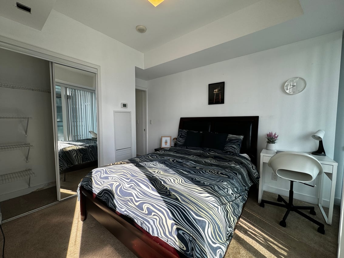 Deluxe Room with Powder Room - York St & Bremner Blvd