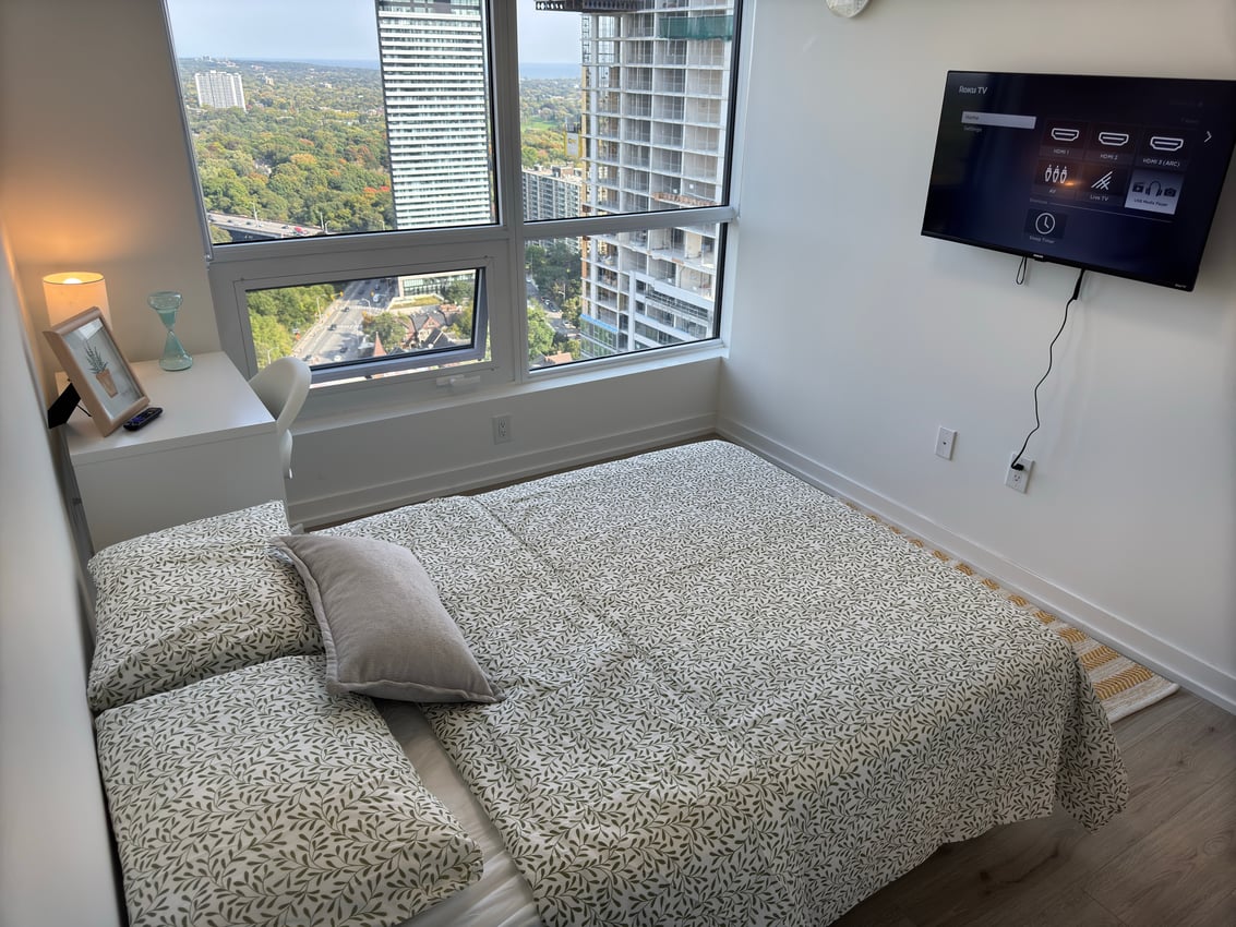 Premium Deluxe at 42nd Floor - Bloor St, Toronto — photo 2 of 11
