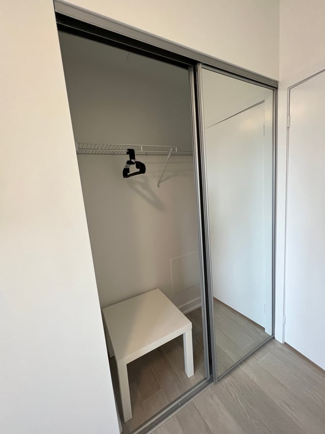 Deluxe Room at 7th Floor - Dunfield Ave, Toronto — photo 3 of 11