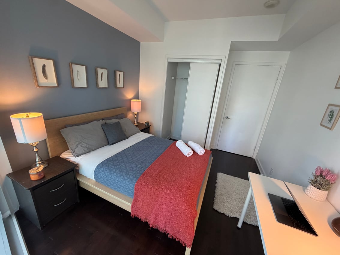 Deluxe Room at 15th Floor - York Street, Toronto — photo 2 of 10