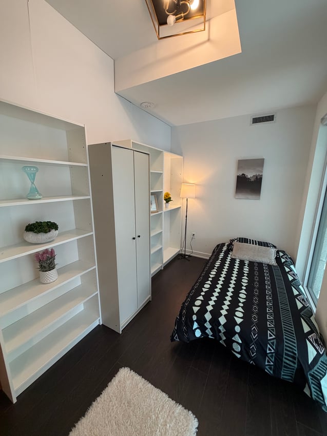 Flex Room – St Patrick St & Dundas St W