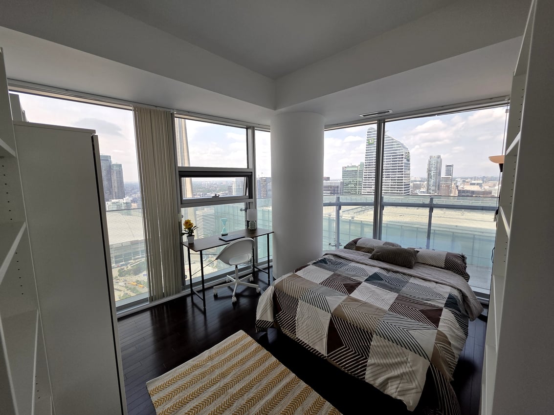 Premium Flex Room - York St & Bremner Blvd