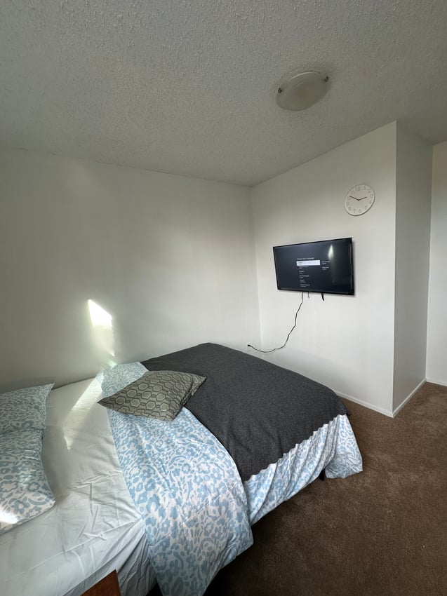 Deluxe Room at 4th Floor - 510 21 Ave SW, Calgary — photo 2 of 9