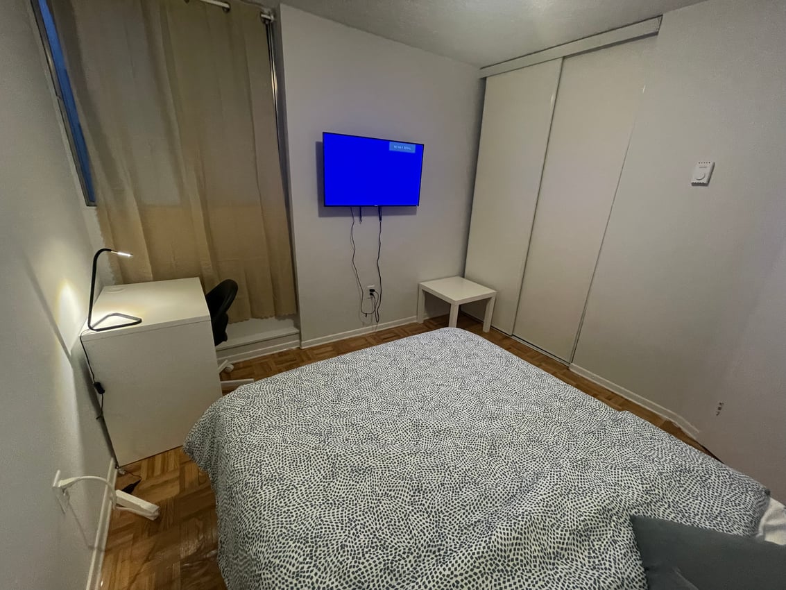 Deluxe Room at 5th Floor - Huntley St., Toronto — photo 3 of 9