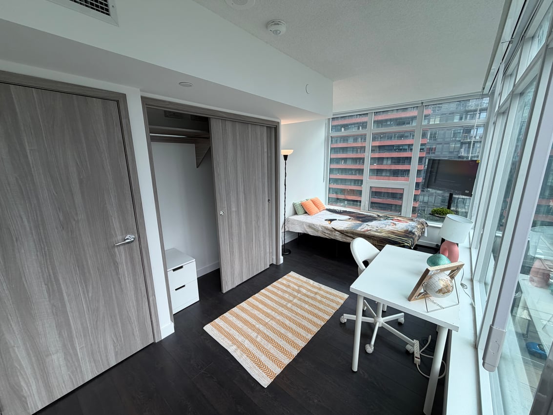 Deluxe Room with Balcony at 9th Floor - Concord Cityplace Way, Toronto — photo 2 of 26