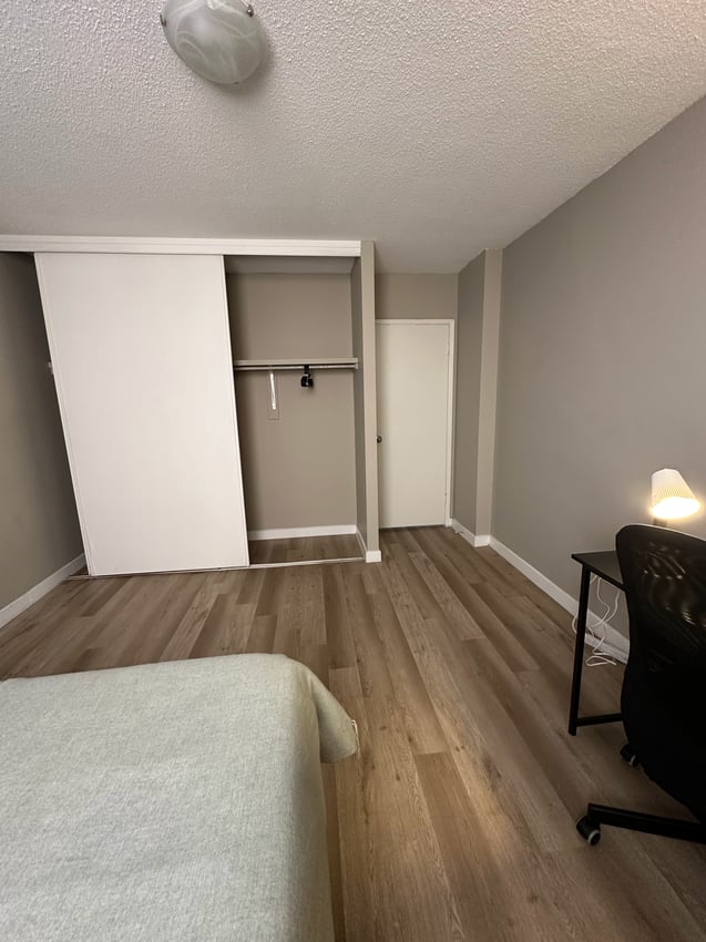 Deluxe Room at 4th Floor - 1212 13 Ave SW, Calgary — photo 3 of 6