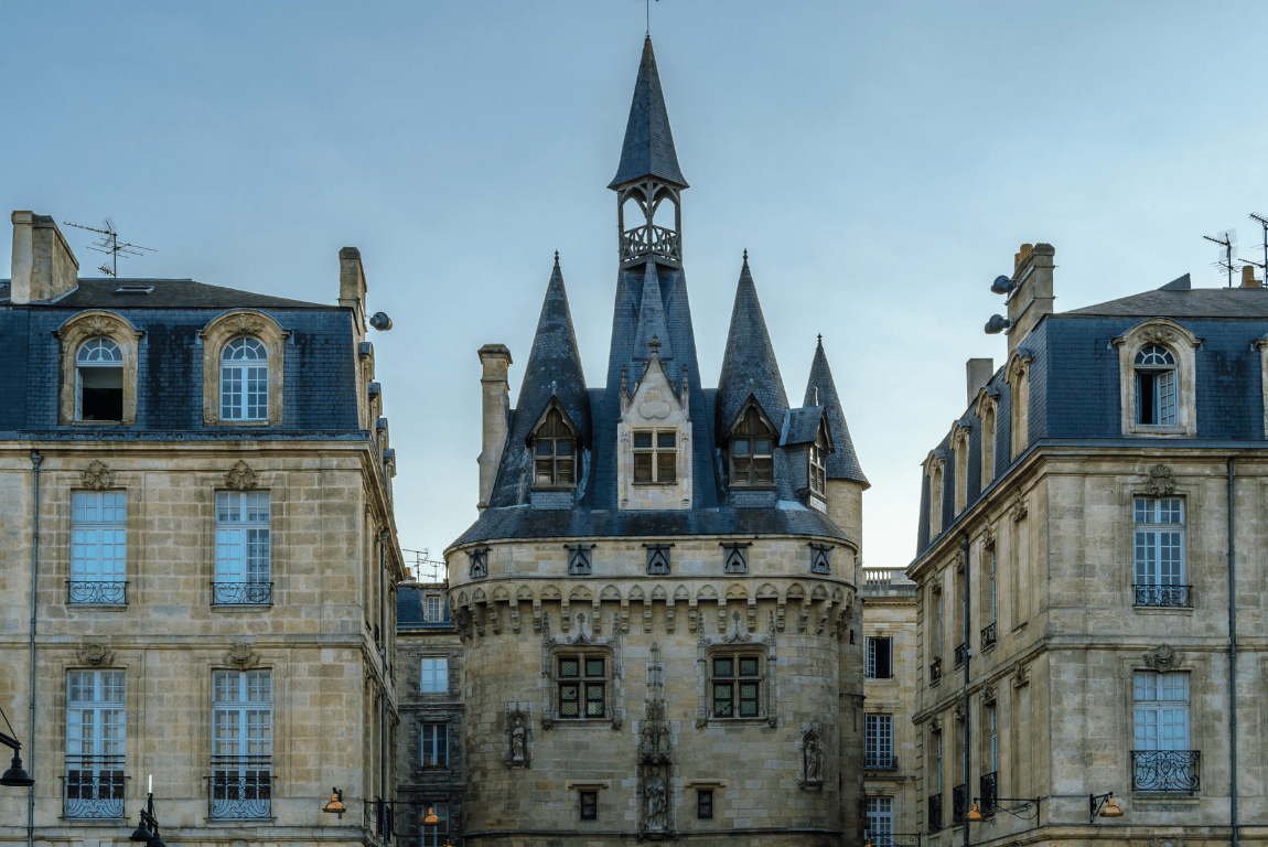 Explore Bordeaux’s doors, windows and iron balconies through history, craftsmanship and urban identity
