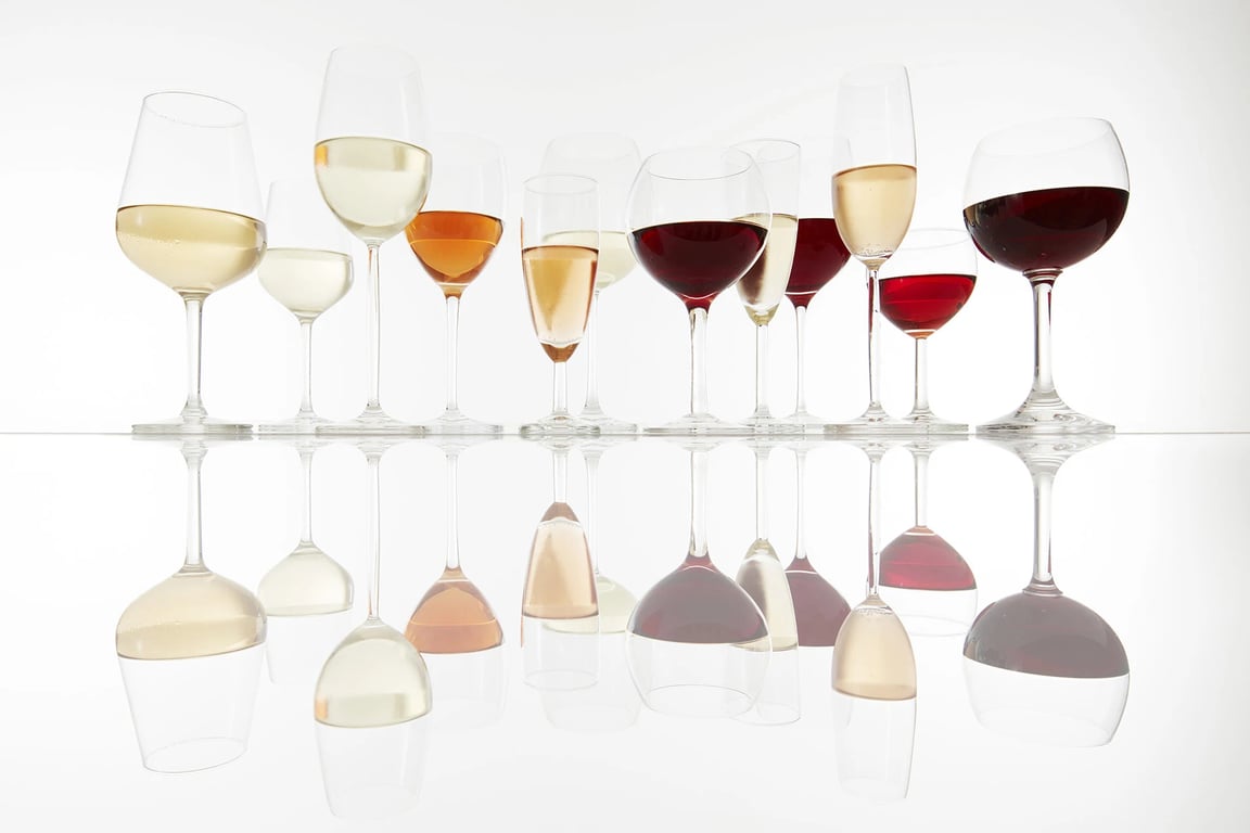 Discover how wine glass shape affects aroma, flavour, tannins, and balance in Bordeaux wines, with science explained for red, white, and sweet styles