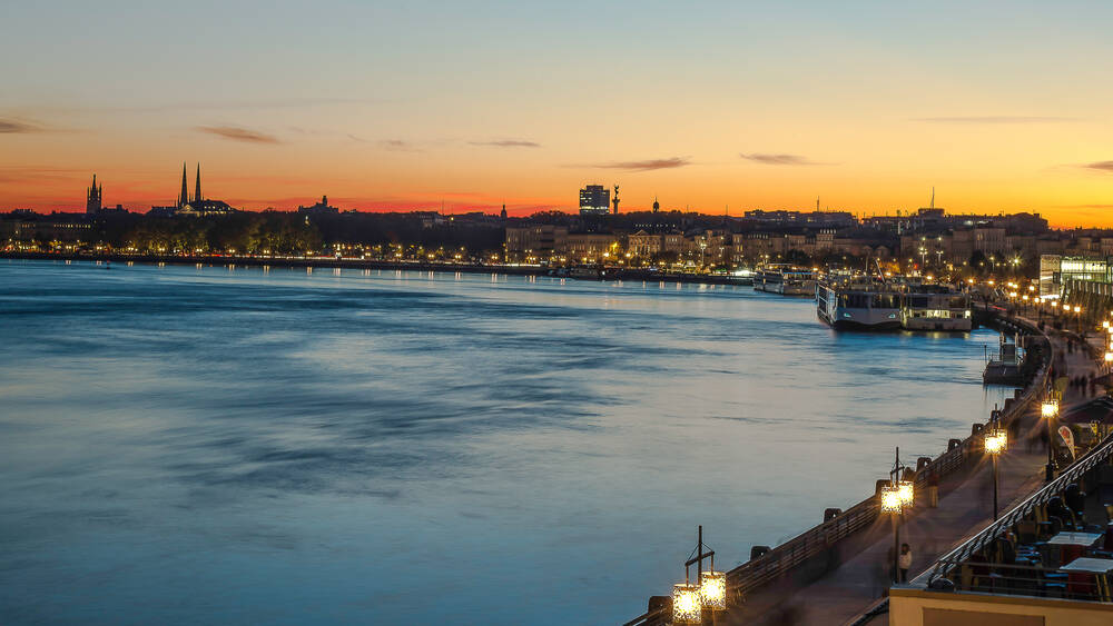 Discover how to spend 24 hours exploring Bordeaux from the Garonne. From sunrise paddles to sunset cruises, riverside parks, cultural stops, and evening strolls, this guide covers a full day of scenic and cultural experiences for UK, US and international visitors.