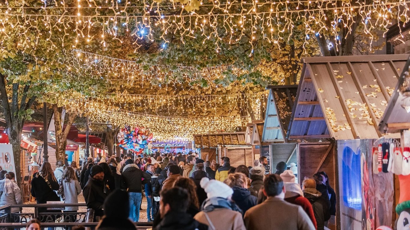 Discover what to do in December in Bordeaux, from Christmas markets to winter walks, festive lights, and seasonal experiences across the city.