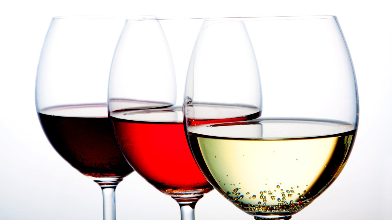 Discover Bordeaux wine colours in depth, from structured reds to elegant whites and golden sweet wines, and how terroir shapes each style.