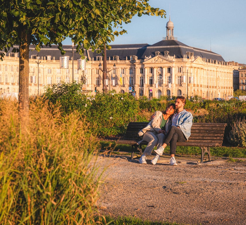 Learn how to experience Bordeaux the French way through walking, neighbourhood life, daily rhythms, and local habits.