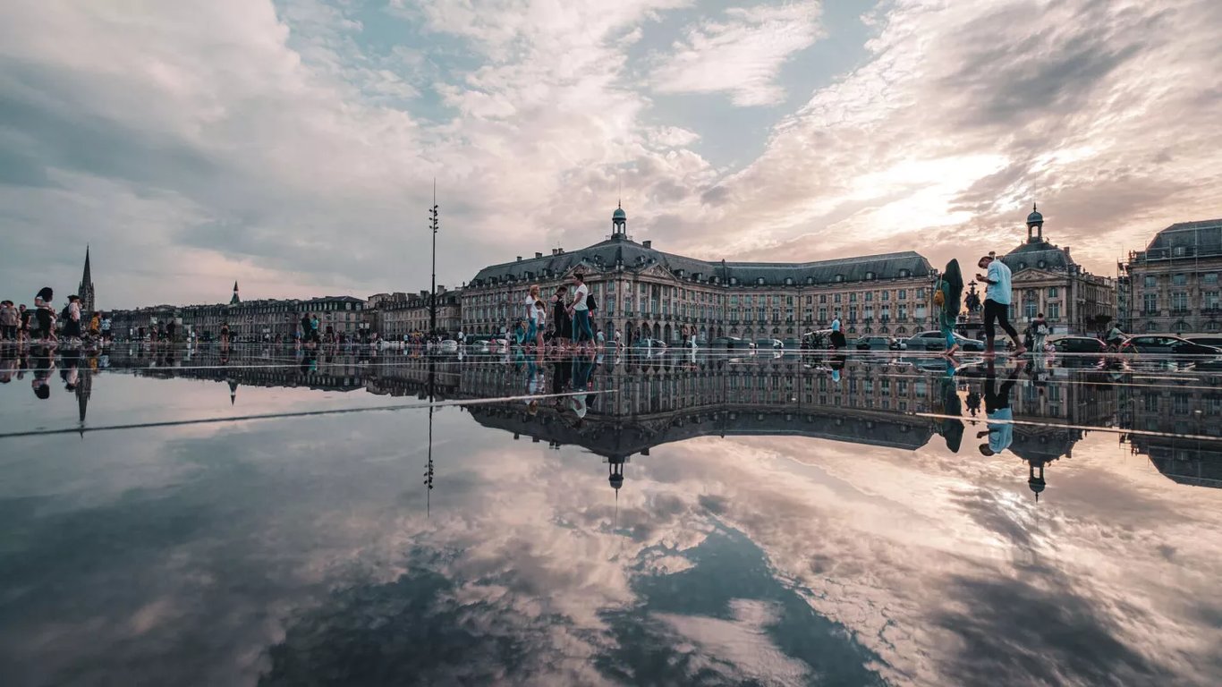 Discover the engineering, timing system and science behind Bordeaux’s iconic Miroir d’Eau