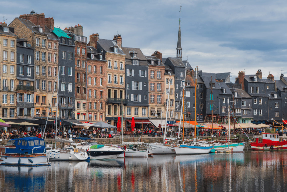 Explore the ports near Bordeaux, from the Gironde estuary to the Atlantic coast.