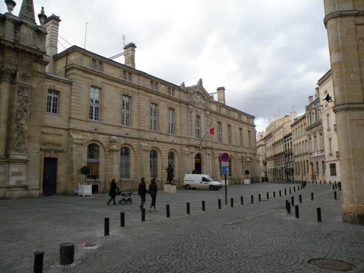 Discover the history of Place du Chapelet in Bordeaux, a peaceful square with rich heritage, elegant architecture, and a timeless city atmosphere.