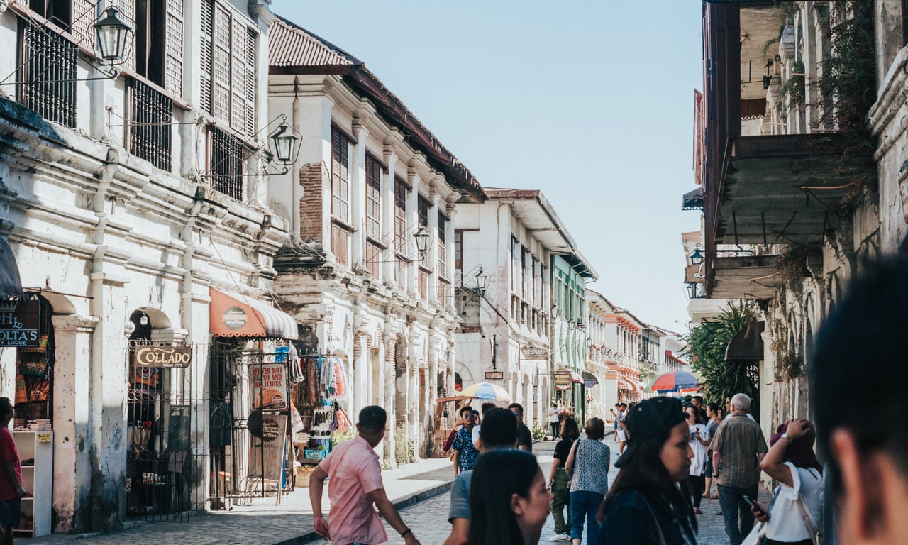 This guide brings together the best Bordeaux walking routes, ideal for visitors seeking self-guided exploration, romantic outings, or simply to stretch their legs in a beautiful environment.