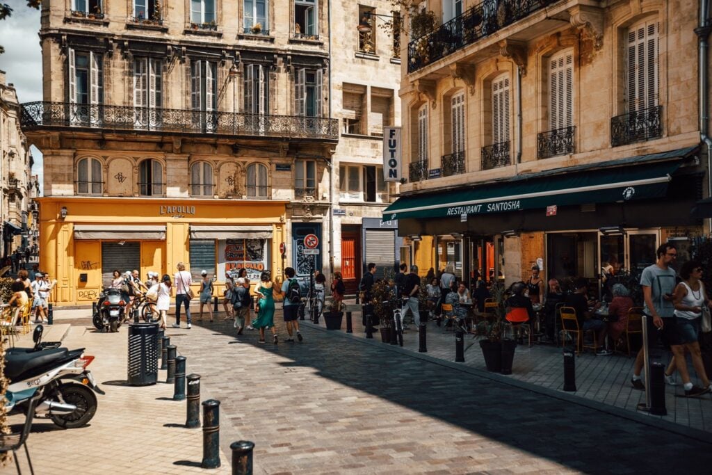 Is Bordeaux easy to explore on foot? Discover how walkable Bordeaux really is, including distances, neighbourhoods, walking routes, and practical tips.