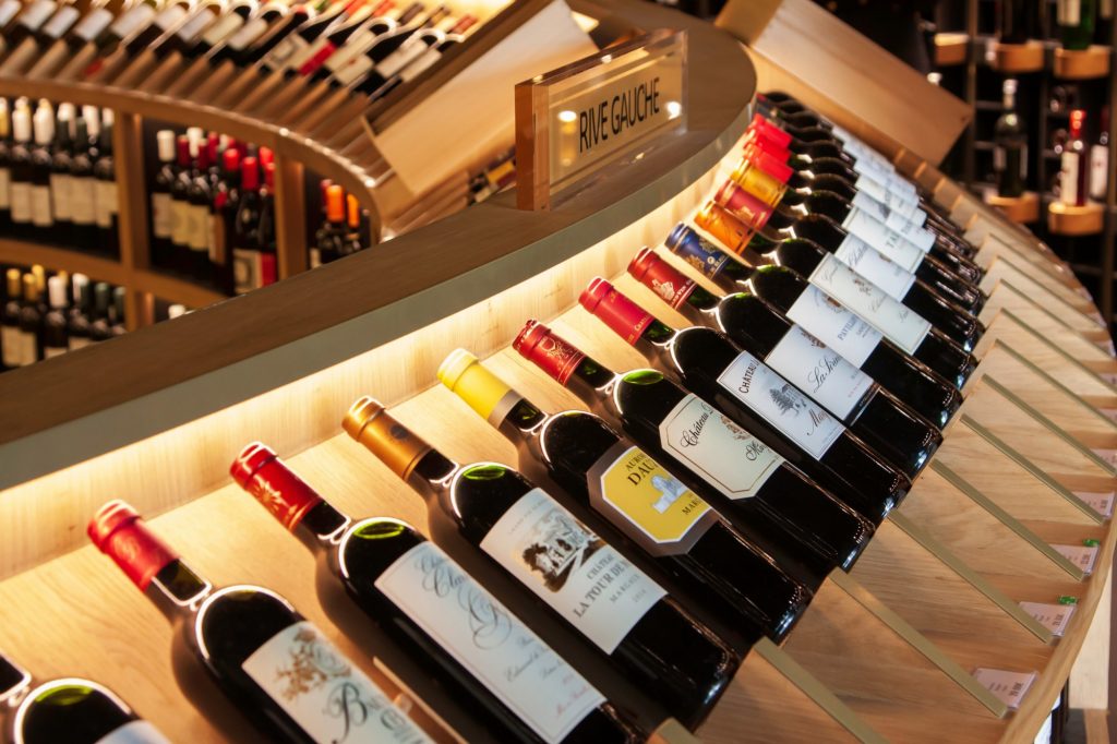 A wine-lover’s guide to which Bordeaux wines to taste first, explained through structure, terroir, and tasting logic.