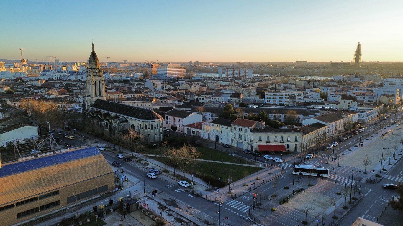 Visit La Bastide, Bordeaux’s right bank district with the best skyline views, riverside parks, the Darwin Ecosystem, and authentic local life.