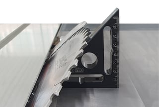 DS913 · 삼각 클램프