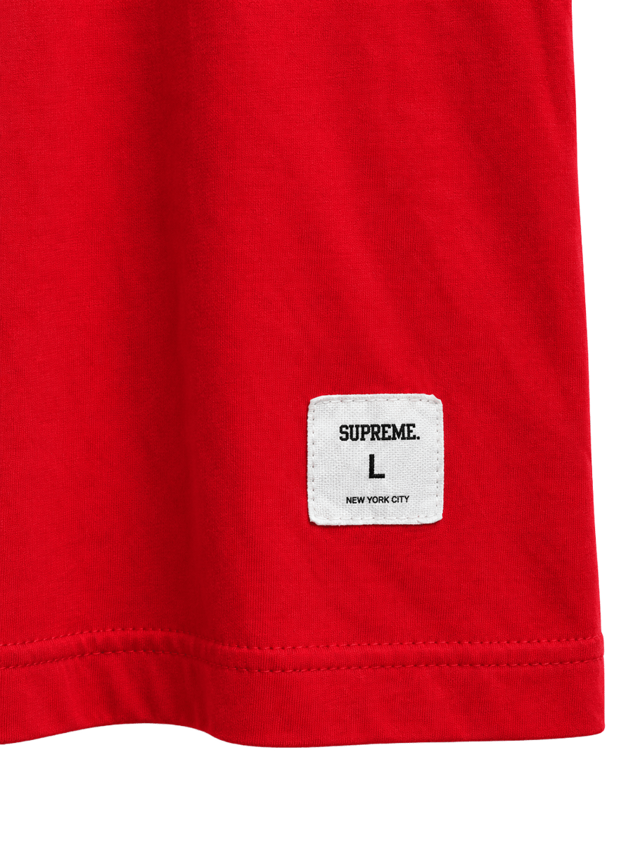 Supreme V Red Tee detalle de la prenda