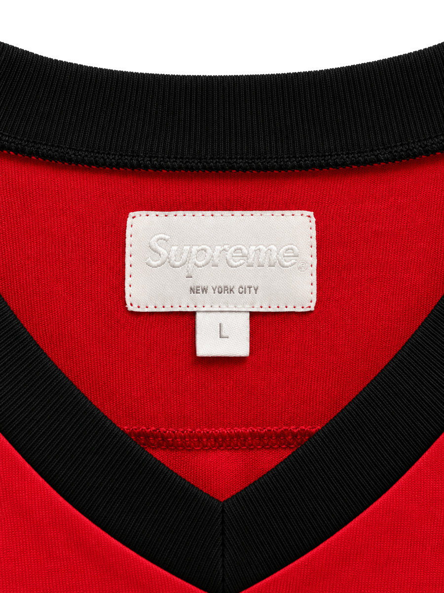 Supreme V Red Tee detalle superior