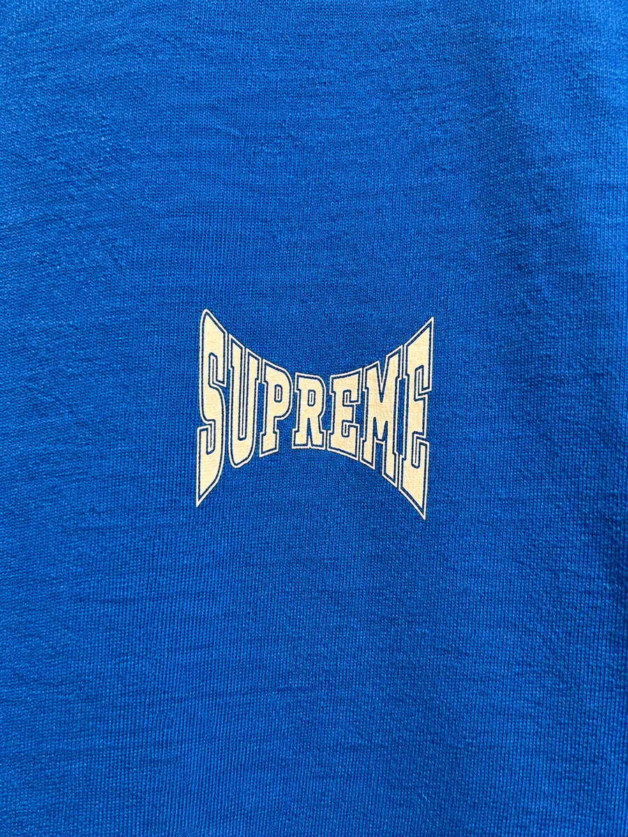 Supreme Split Mustard & Blue Tee detalle superior