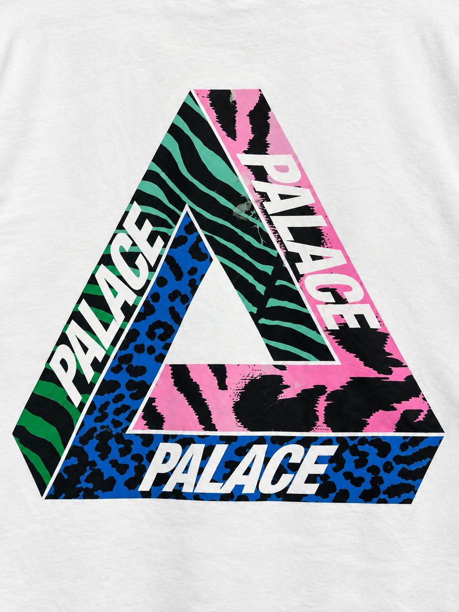 Palace Big Logo Color White Tee detalle de la prenda