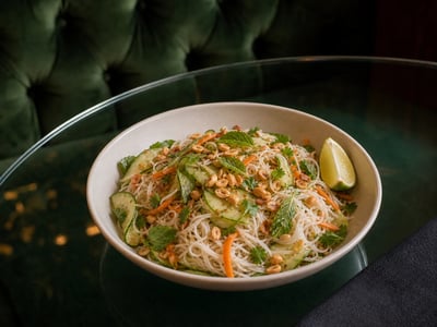 Vietnam Esinli Salatalıklı Naneli Pirinç Eriştesi Salatası