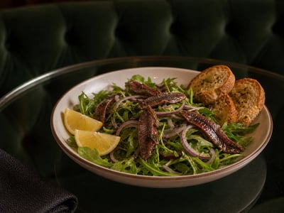 Hamsi Pastırması Salatası
