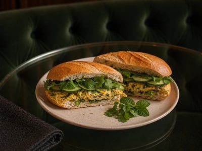 Otlu Yumurta Banh Mi