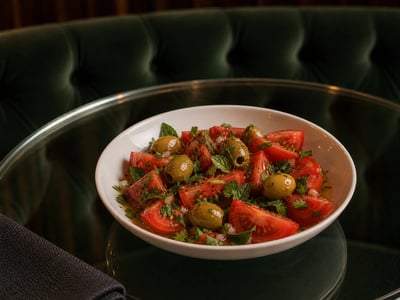 Ayvalık Zeytinli Koruklu Salata