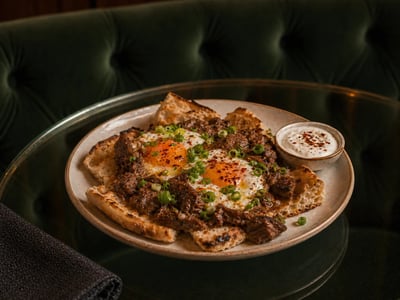 Tandır Ekmeğinde Kavurmalı Yumurta
