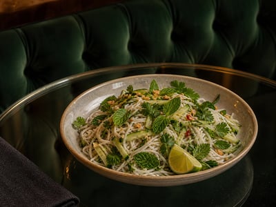 Otlu Pirinç Eriştesi Salata