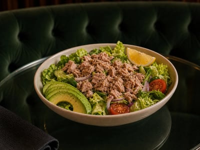 Avokadolu Ton Balıklı Salata Kasesi