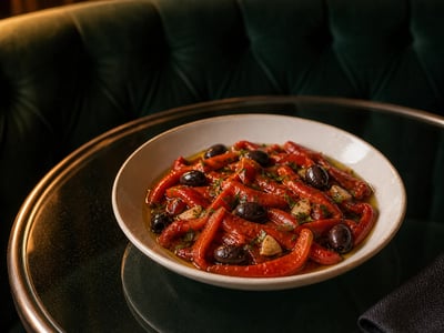 Zeytinli Kırmızı Biber Salatası