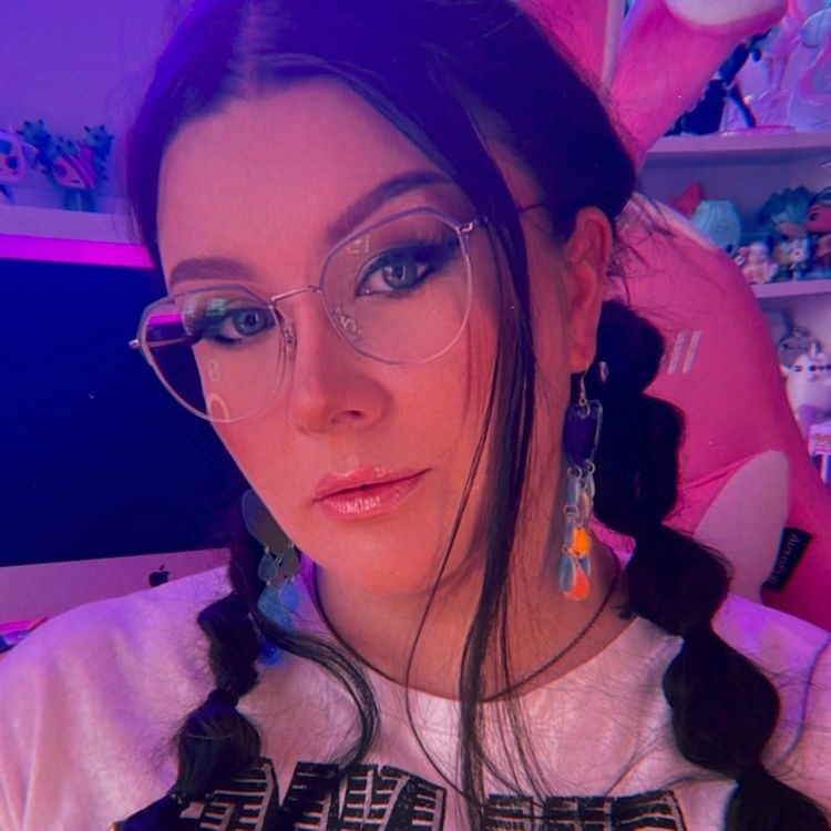 Pearl Geometric Purple on Kara Moss