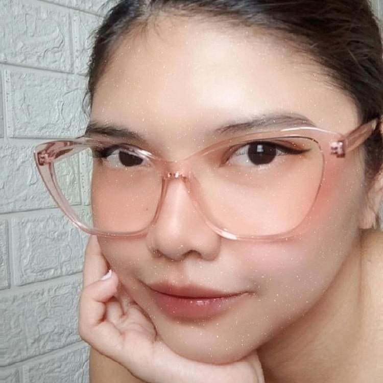 Joyful Cat Eye Transparent Pink on Chelsea Sayo